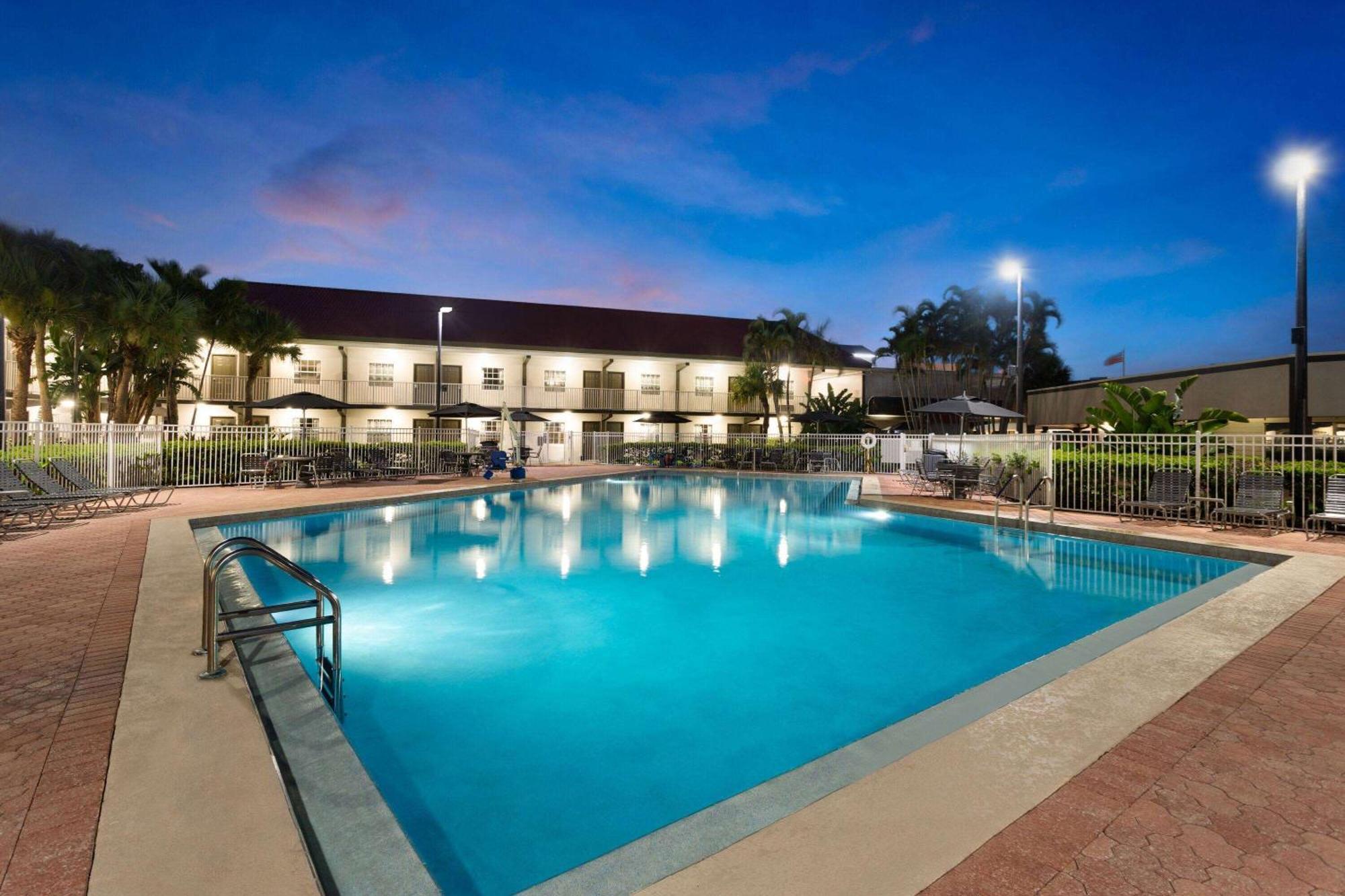 La Quinta Inn By Wyndham Cocoa Beach-Port Canaveral Екстер'єр фото